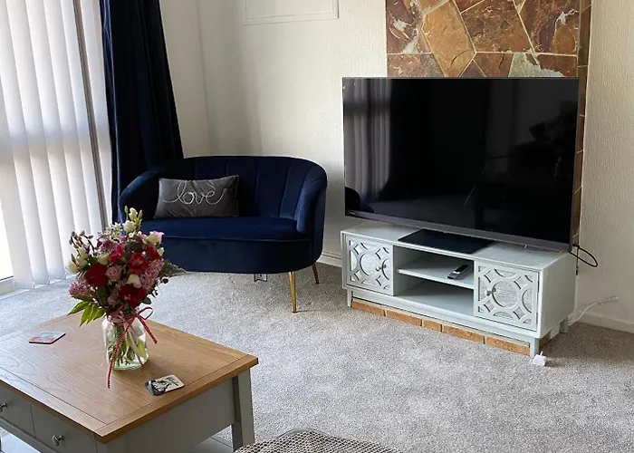 Spacious 2 Bed Village Flat Sleeps 4/6