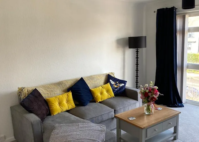 Spacious 2 Bed Village Flat Sleeps 4/6