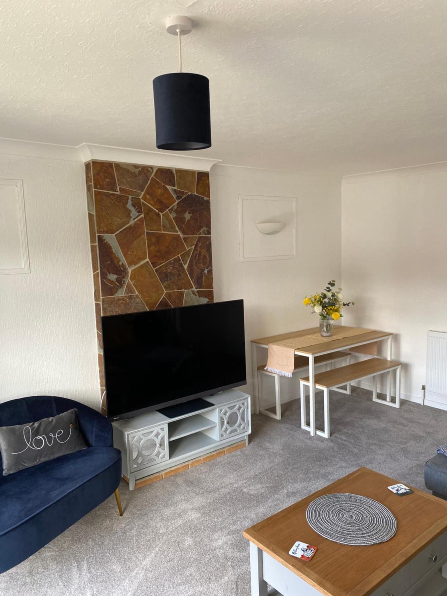 Spacious 2 Bed Village Flat Sleeps 4/6 Nottingham