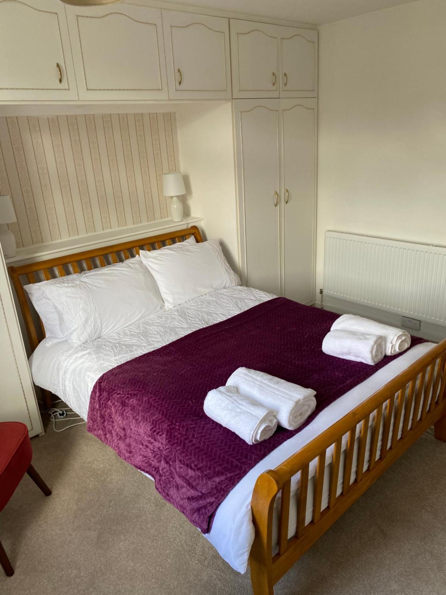 Spacious 2 Bed Village Flat Sleeps 4/6