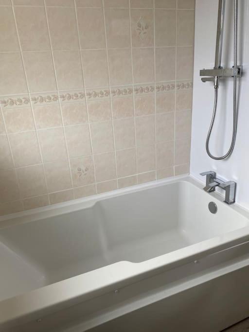 Spacious 2 Bed Village Flat Sleeps 4/6 Appartamento Nottingham