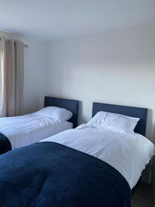 Spacious 2 Bed Village Flat Sleeps 4/6 *